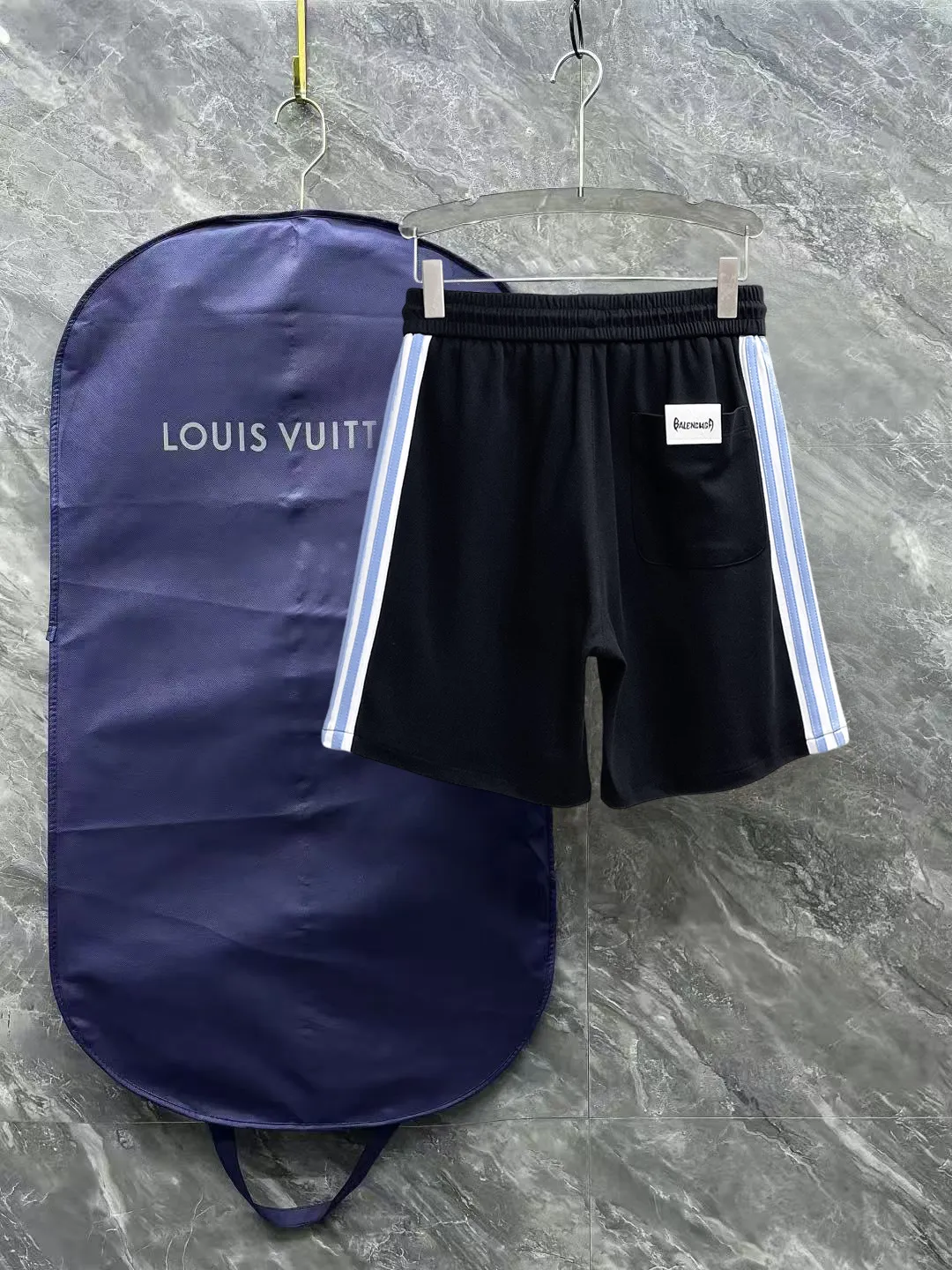 Balenciaga's three-standard complete 2026 summer New Arrival men's casual shorts, advanced custom-made Breathable fabric, Breathable fabric, extremely stretchy and comfortable, impeccable details, top-grade accessories, original logo design concept, delicate and soft feel! The upper body fit is awesome! Size: M-XXXL Please state your height and weight when ordering